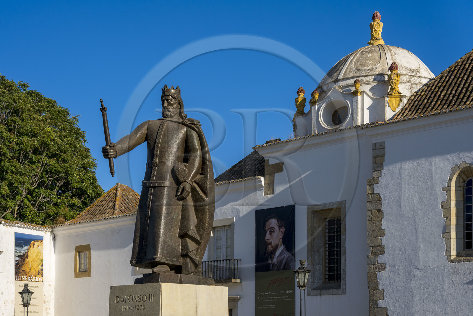 Portugal, Algarve, Faro, la vieille ville, statue Afonso III devant le Musée municipal de Faro dans l'ancien couvent Nossa Senhora da Assuncao