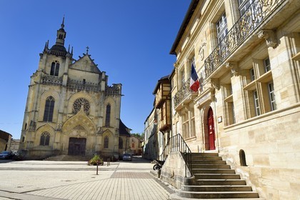France, Meuse (55), Bar-le-Duc, la ville Haute, la place Saint-Pierre, l'église Saint-Etienne et l'ancien hôtel particulier de Florainville du XVIe siècle est occupé aujourd'hui par le Palais de Justice