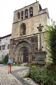 France, Haute-Loire (43), vallée de la Loire, Arlempdes, labellisé les Plus beaux villages de France, l'église à clocher-peigne