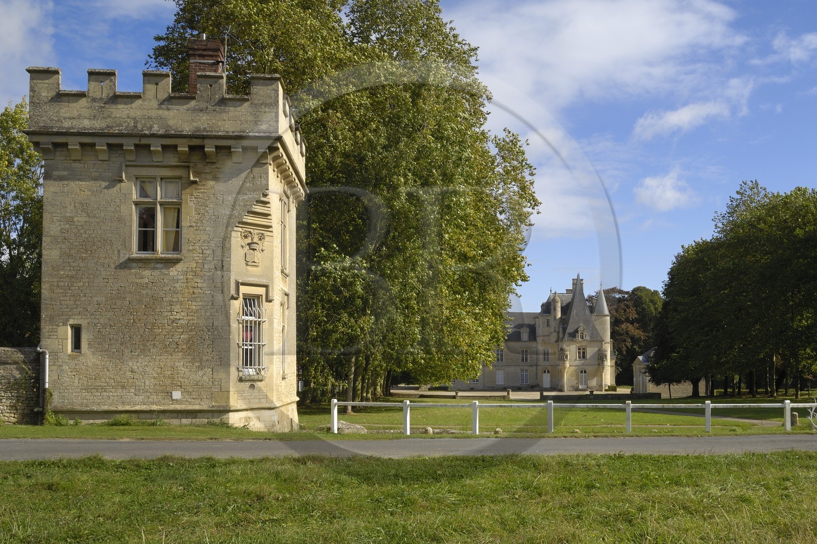 France, Calvados (14), Cote de Nacre, Lion-sur-Mer, le château des XVIeme et XVIIeme siècle dans les hauteurs