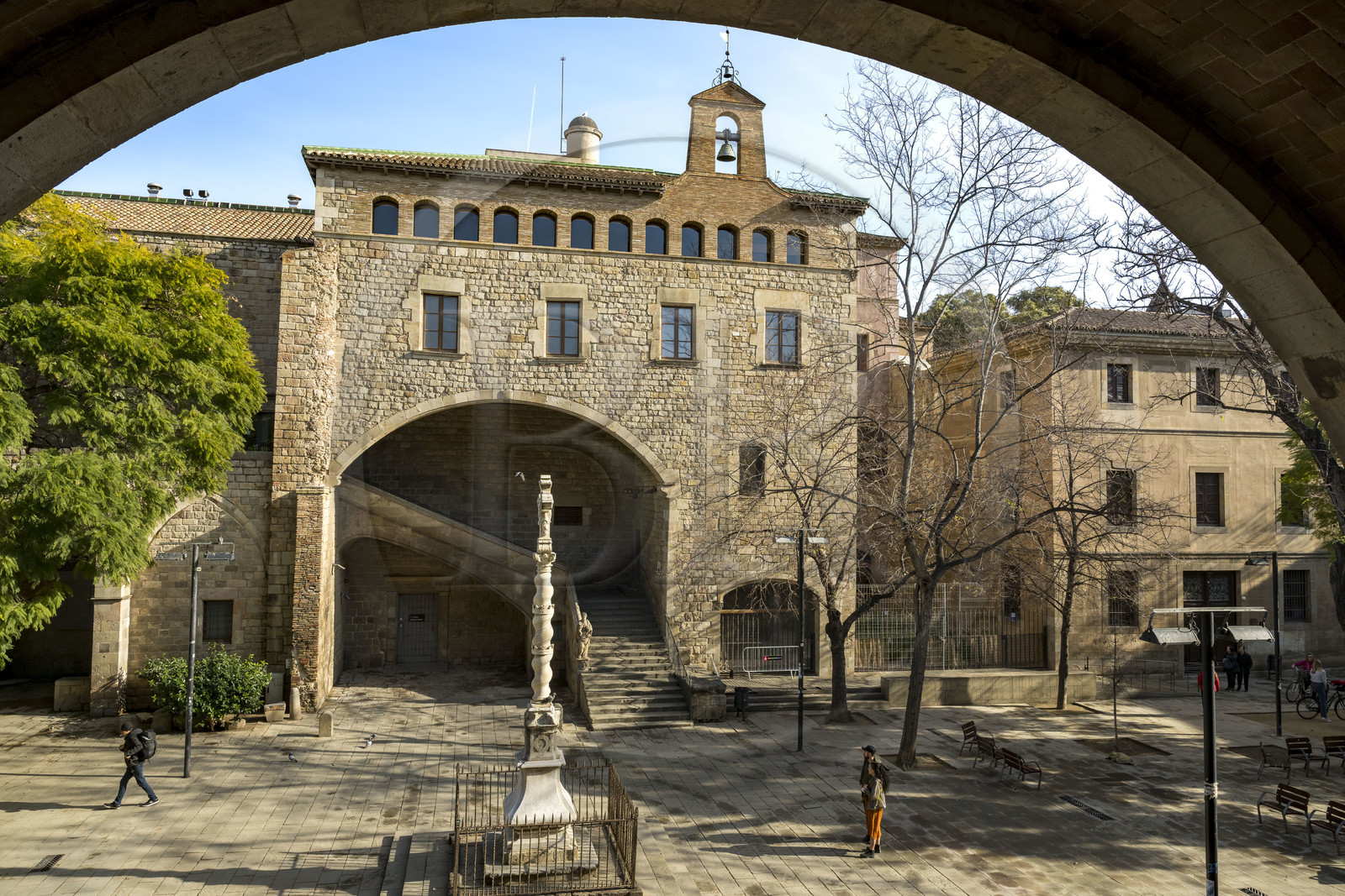 Espagne, Catalogne, Barcelone, quartier de El Raval, l'ancien Hôpital de la Sainte-Croix (hospital Sant Pau - Santa Creu) de style gothique catalan, aujourd'hui bibliothèque de Catalogne