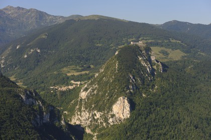 France, Ariège (09), Pays d' Olmes, château cathare de Montségur perché sur un pog et les Pyrénées (vue aérienne)