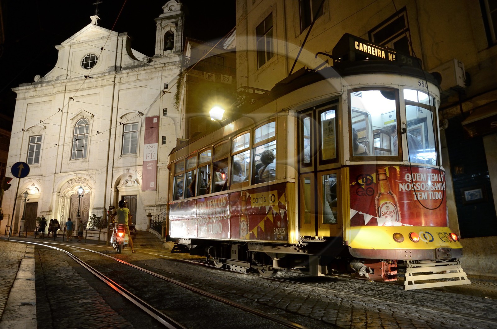 Portugal, Lisbonne, quartier de Baixa pombalin, tramway dans la rua da Conceicao