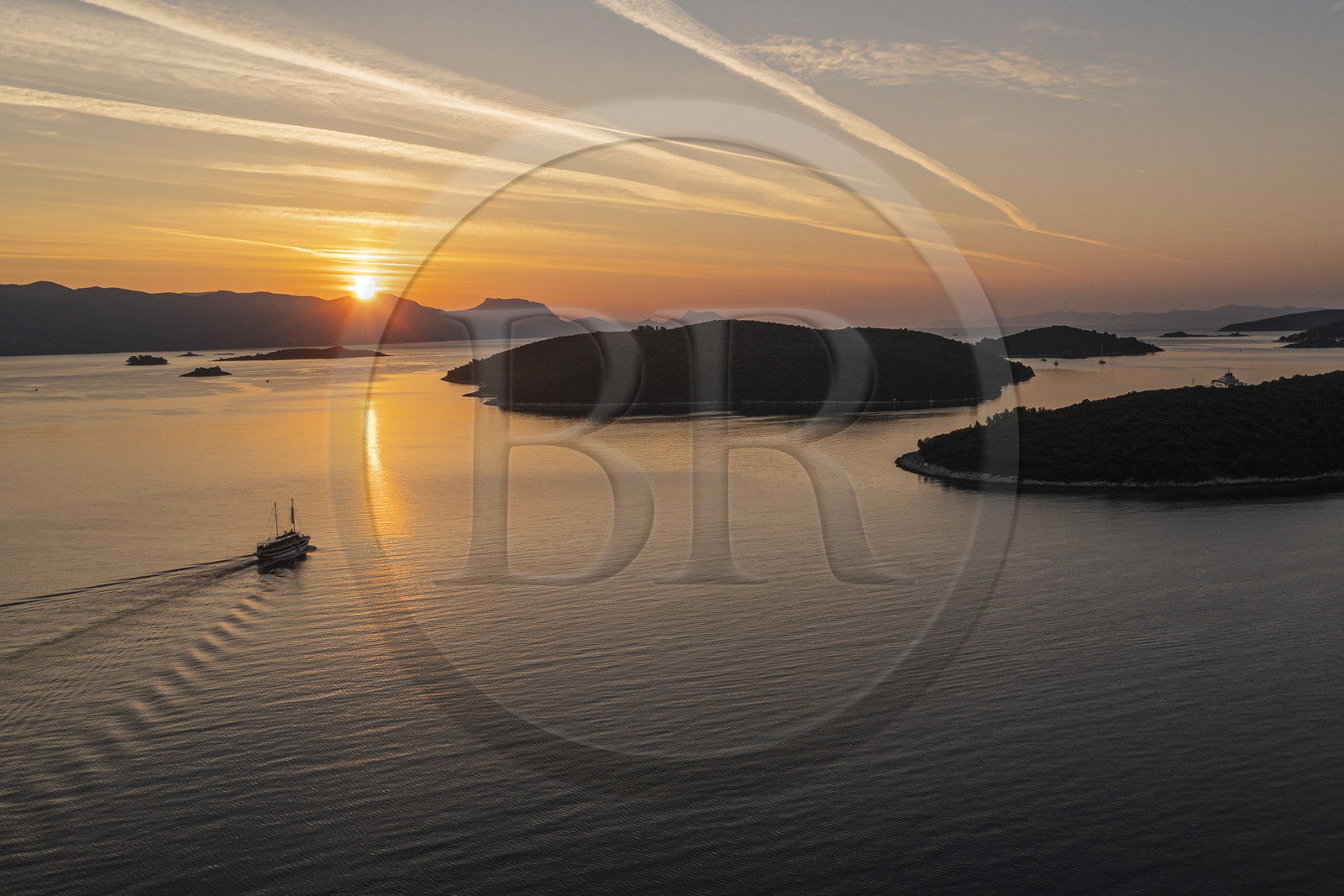 Croatie, Dalmatie, cote dalmate, bateau naviguant à l'aube vers l'archipel de Skoji dans le détroit entre la presqu'ile de Peljesac et Ile de Korcula (vue aérienne)