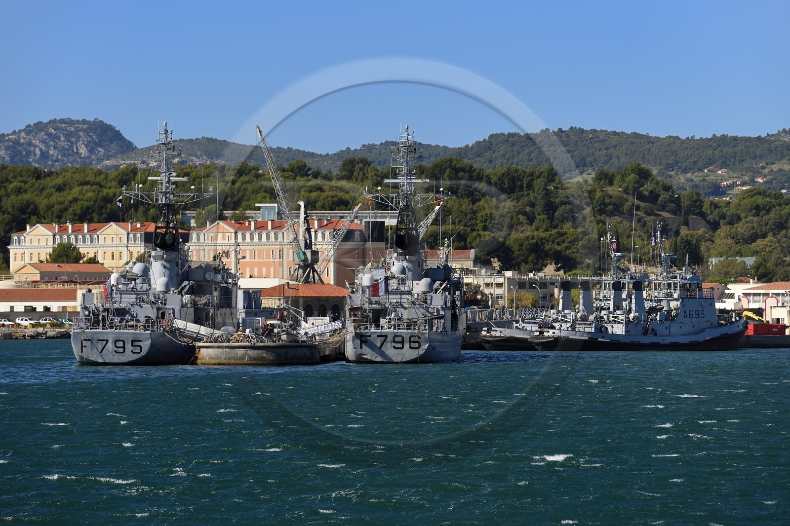 France, Var (83), Toulon, le port militaire (Arsenal), deux remorqueurs à quai