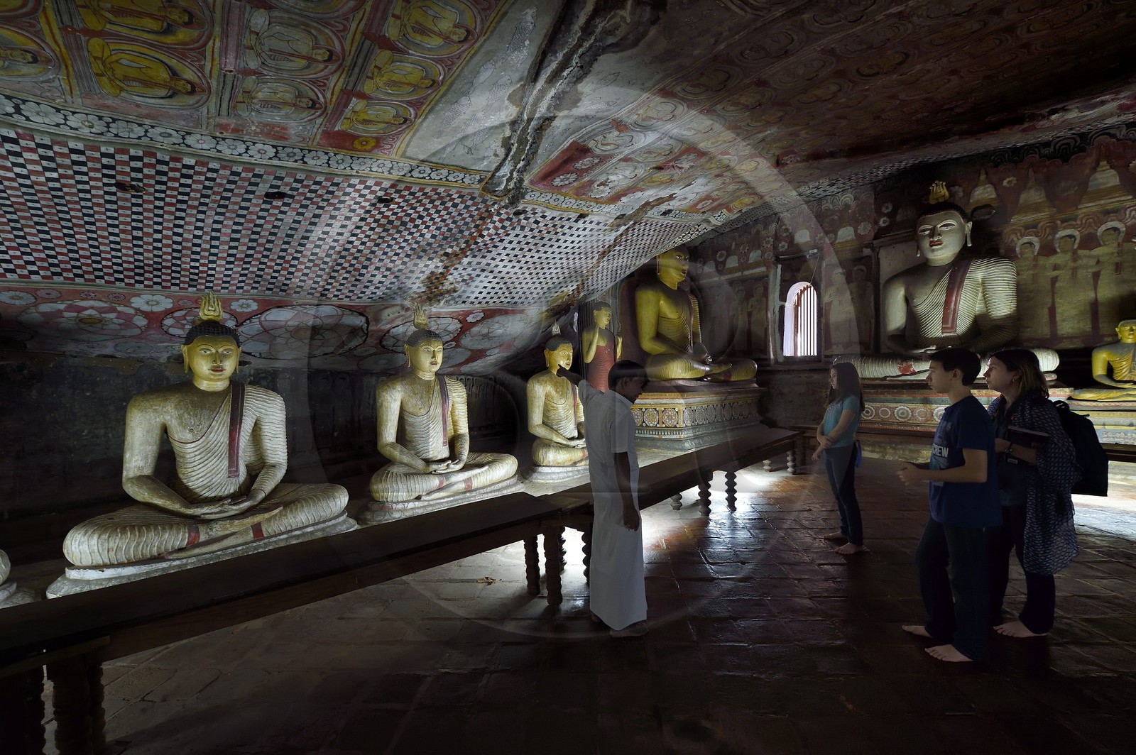 Sri Lanka, province du centre, district de Matale, Dambulla, Temple d'Or, Temple du Rocher Royal aussi appelé Ran Giri (Rocher doré) classé patrimoine mondial de l'UNESCO, la grotte n°2 Maharaja Viharaya est la plus vaste, Bouddha assis les mains jointes en forme de coupe dans la position méditative du dhyana mudra