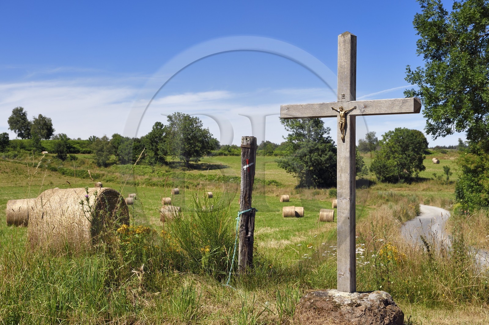 France, Puy-de-Dôme (63), Saint-Ours-les-Roches, hameau de Beauregard, calvaire en bordure de champ