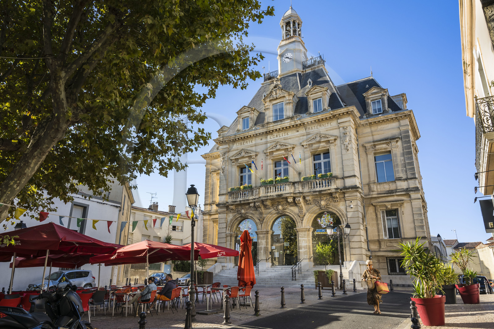 France, Hérault (34), Frontignan, Place de l'Hôtel de Ville, Hôtel de Ville du XIXème siècle surplombé d'un beffroi avec horloge