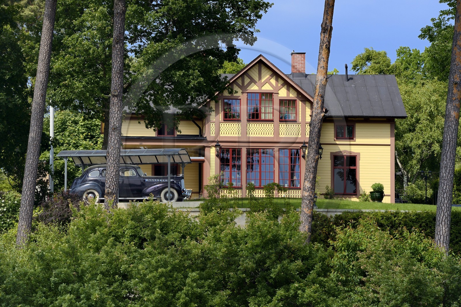 Sweden, Stockholm archipelago, Lännerstasundet, nice villa and vintage car