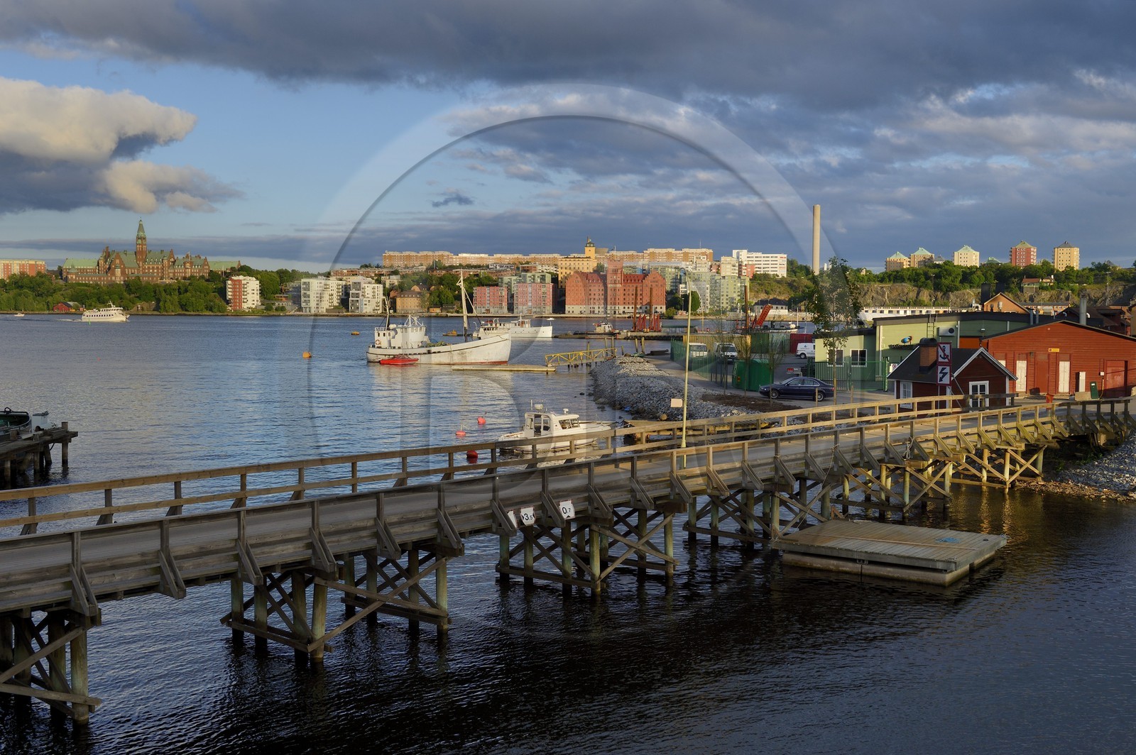 Suède, Stockholm, le pont menant à l'ile de Beckholmen et le quartier de Saltsjöqvarn en arrière plan