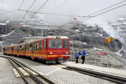 Suisse, Canton de Berne, Oberland bernois, Interlaken, massif de la Jungfrau classé au patrimoine de l'UNESCO, train de la Jungfrau à l'arret de Eigergletscher