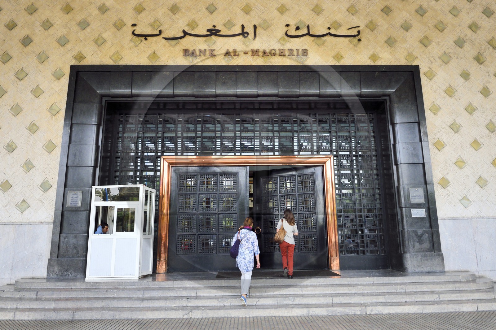 Maroc, Casablanca, banque Al Magrib place Mohammed V à l'angle de l'avenue Hassan II, architecte Edmond Brion (1937)