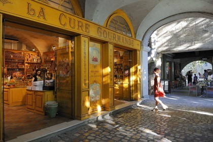 France, Gard (30), Uzès, classée ville d'art et d'histoire, le marché hebdomadaire de la Place aux Herbes entourée de maisons à arcades et des terrasses de café