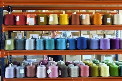 France, Var (83), Presqu'Ile de Saint-Tropez, Cogolin, la Manufacture Cogolin fabrique des tapis depuis 1924, stock des bobines de fils de laine