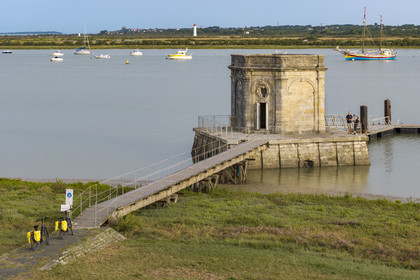 France, Charente-Maritime (17), Saint-Nazaire-sur-Charente, la Fontaine Royale de Lupin en bordure de la Charente est la plus remarquable des trois dernières aiguades existantes (vue aérienne)