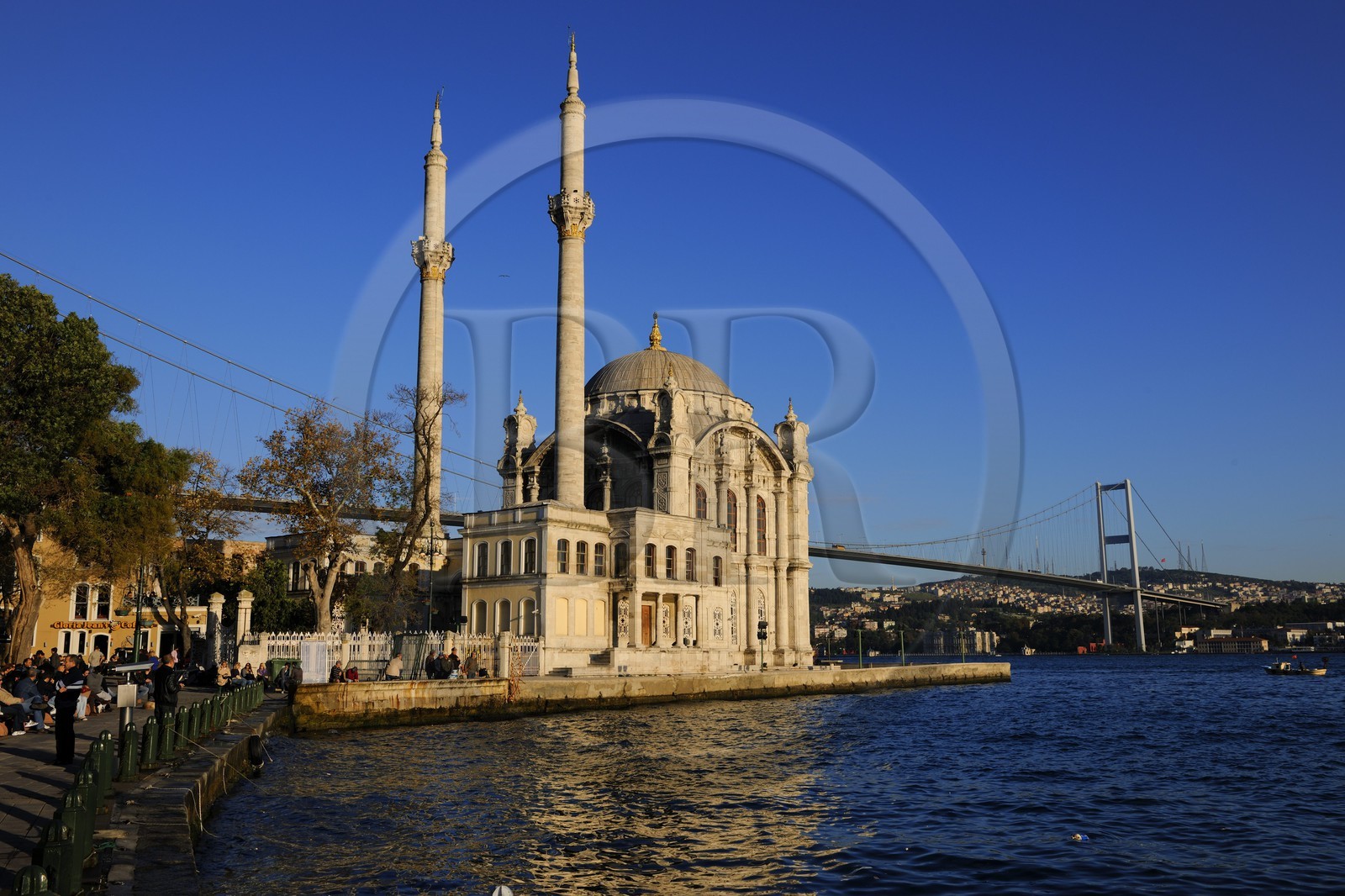 Turquie, Istanbul, mosquée baroque d' Ortaköy et le pont du Bosphore