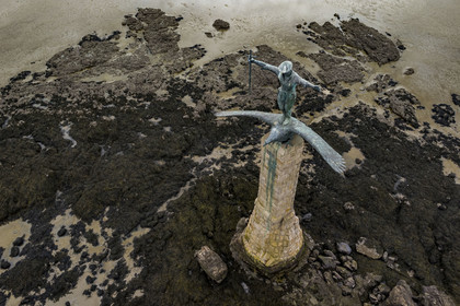 France, Loire-Atlantique (44), Estuaire de la Loire, Saint-Nazaire, Monument Americain appelé Sammy édifié en mémoire du débarquement américain du 26 juin 1917 à Saint-Nazaire (vue aérienne)