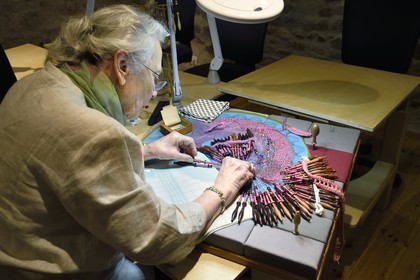 France, Haute-Loire (43), Brioude, atelier d'Art Couleurs Dentelle, la dentellière Irina Fougeron sur un carreau traditionnel, dentelle aux fuseaux