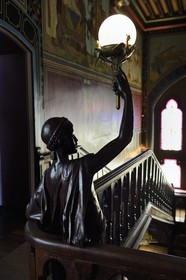 France, Pyrénées-Atlantiques (64), la côte du Pays-Basque, Hendaye, chateau d'Abbadia construit en 1870 par Eugène Viollet-le-Duc pour Antoine d'Abbadie d'Arrast, le vestibule et le grand escalier, statue porte-torchère représentant Abdullah ancien esclave ethiopien affranchi et mort sous la commune de Paris