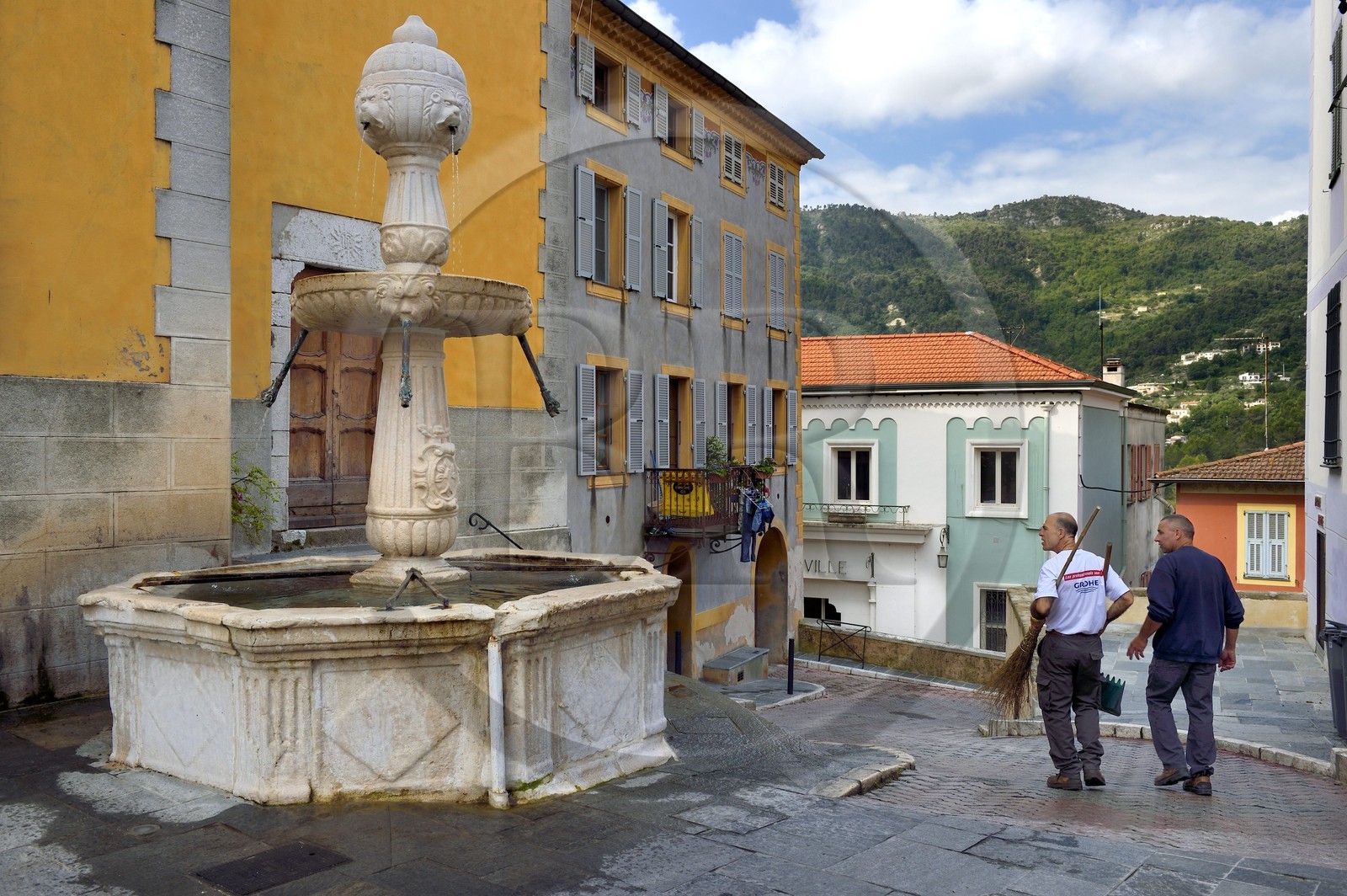 France, Alpes-Maritimes (06), Contes, la fontaine Renaissance devant l'église
