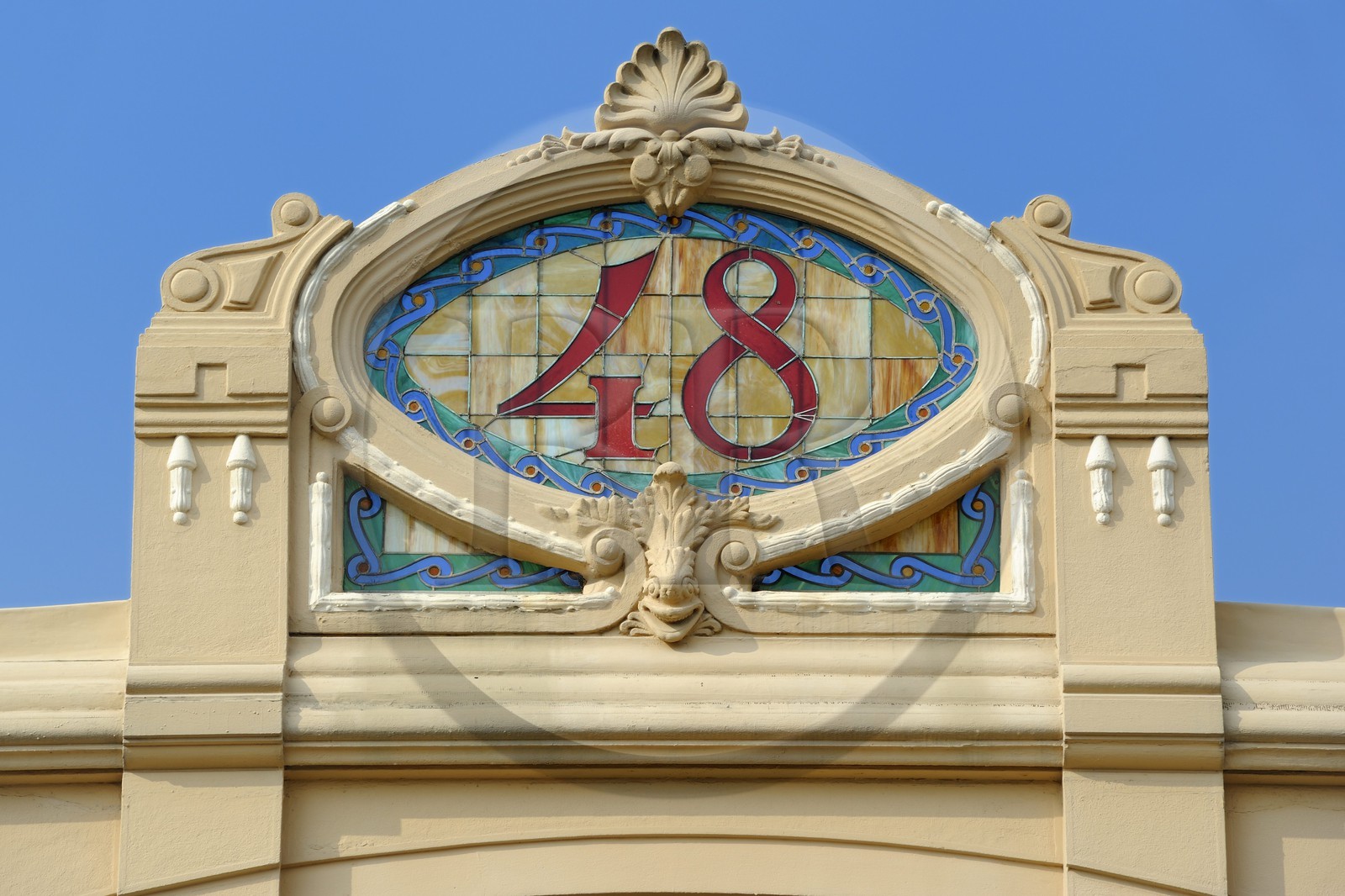 Italie, Toscane, province de Lucques, station balnéaire de Viareggio, la promenade Passeggiata avec ses cafés et ses commerces, le batiment Magazzini Duilio 48 sur le Lungomare