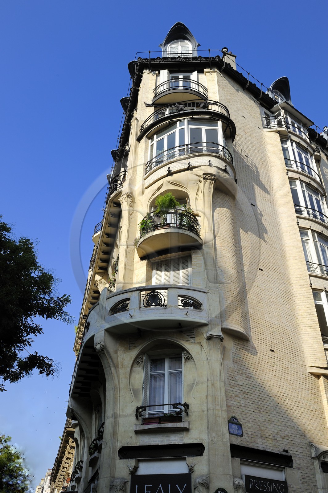 France, Paris (75), immeuble du 142 avenue de Versailles de style Art Nouveau  par Hector Guimard