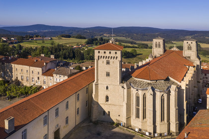France, Haute-Loire (43), Parc naturel régional Livradois-Forez, l'abbaye de La Chaise-Dieu, chevet de l'église abbatiale Saint-Robert et la tour Clémentine (vue aérienne)