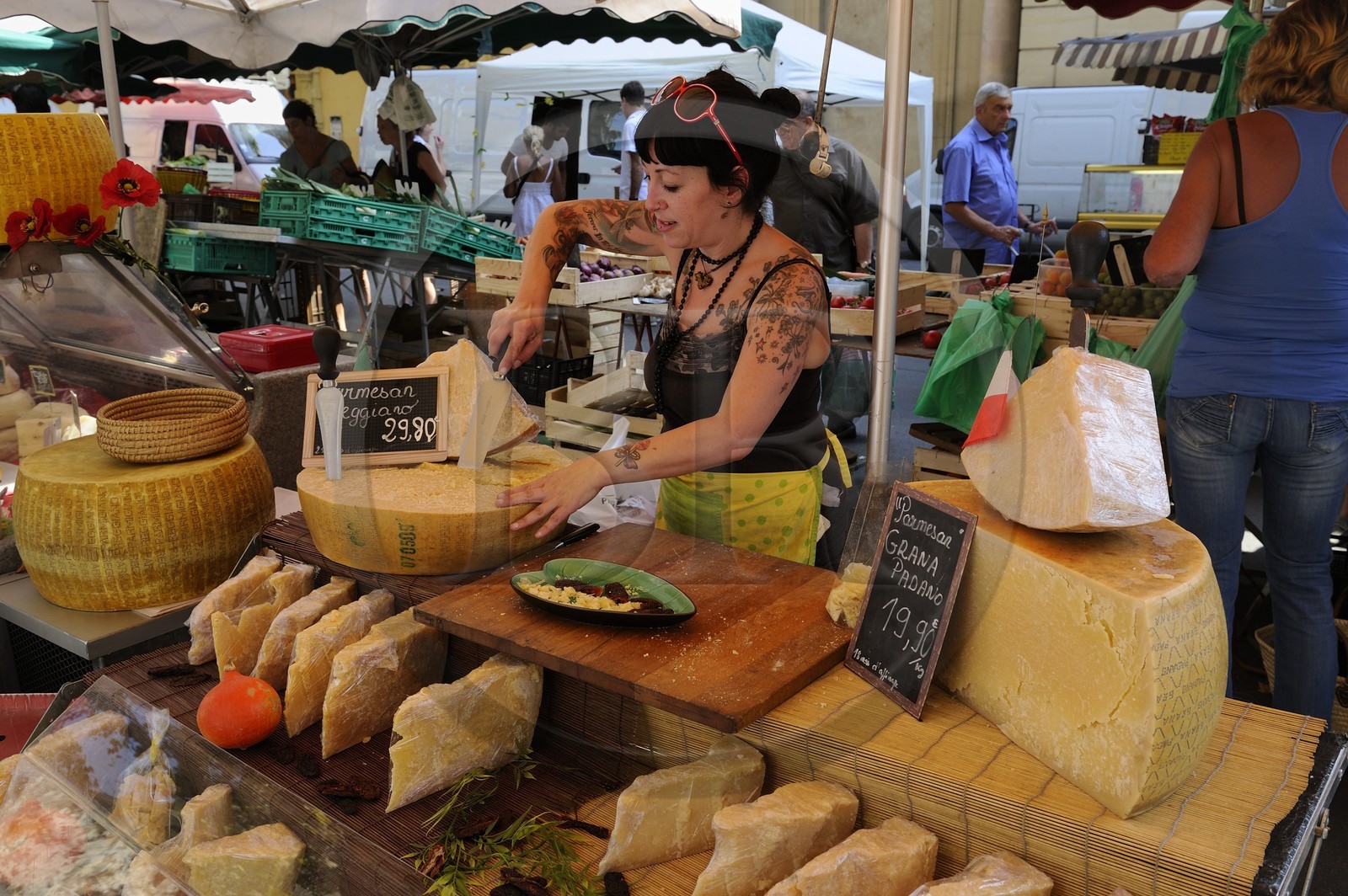 France, Bouches-du-Rhône (13), Aix-en-Provence, marché place de l'Hôtel de ville, vente de parmesan à l'étal de fromage
