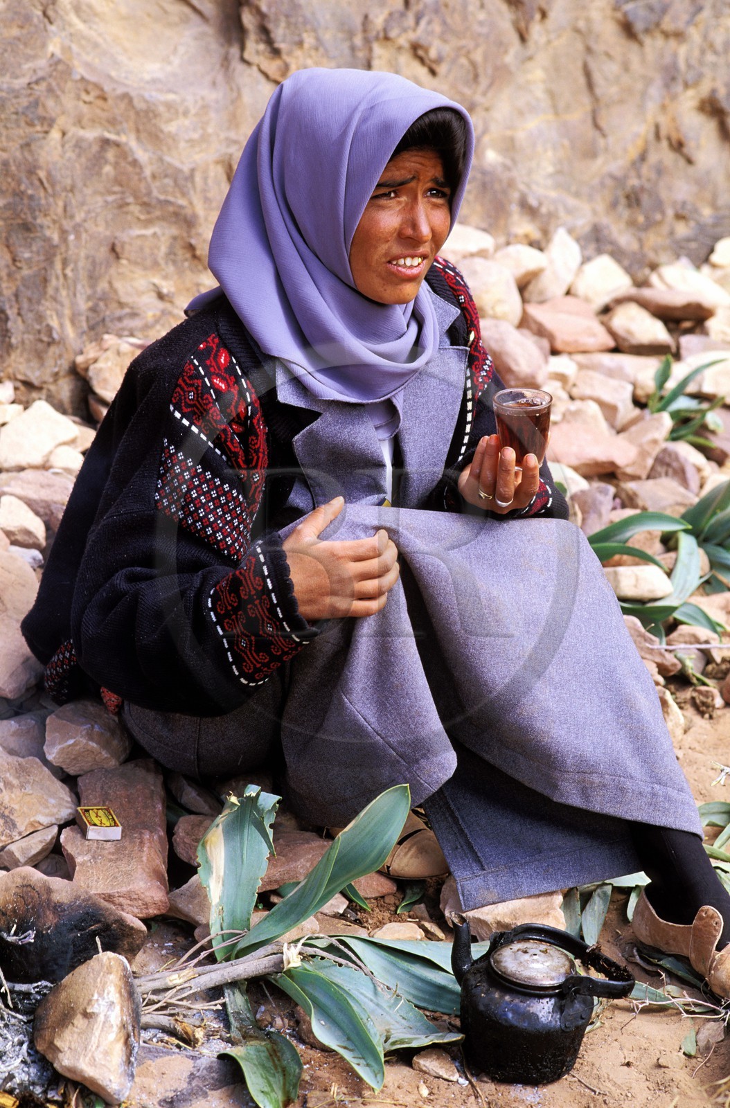 Jordanie, Petra, jeune femme bédouine préparant le thé