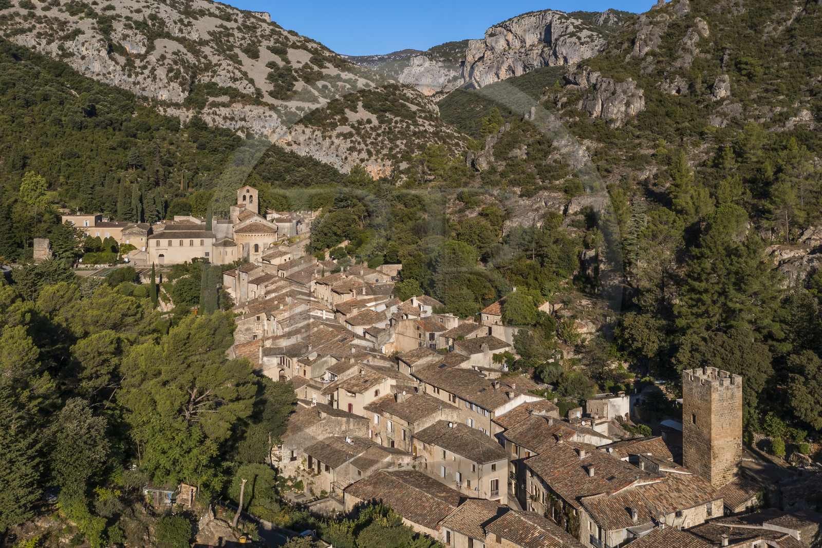 France, Hérault (34), Causses et les Cévennes, paysage culturel de l'agro-pastoralisme méditerranéen, classés Patrimoine Mondial de l'UNESCO, Saint-Guilhem-le-Désert, labellisé Les Plus Beaux Villages de France (vue aérienne)