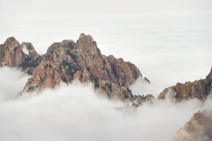 France, Corse-du-Sud (2A), Alta Rocca, sommets des monts à l'Est du col de Bavella émergeants des nuages
