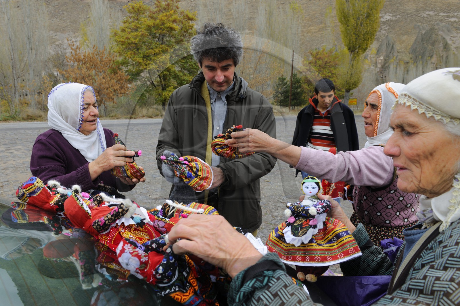 Turquie, Anatolie Centrale, province de Kayseri, Cappadoce classée Patrimoine Mondial de l'UNESCO, vallée de Soganli, vente aux touristes de poupées traditionnelles