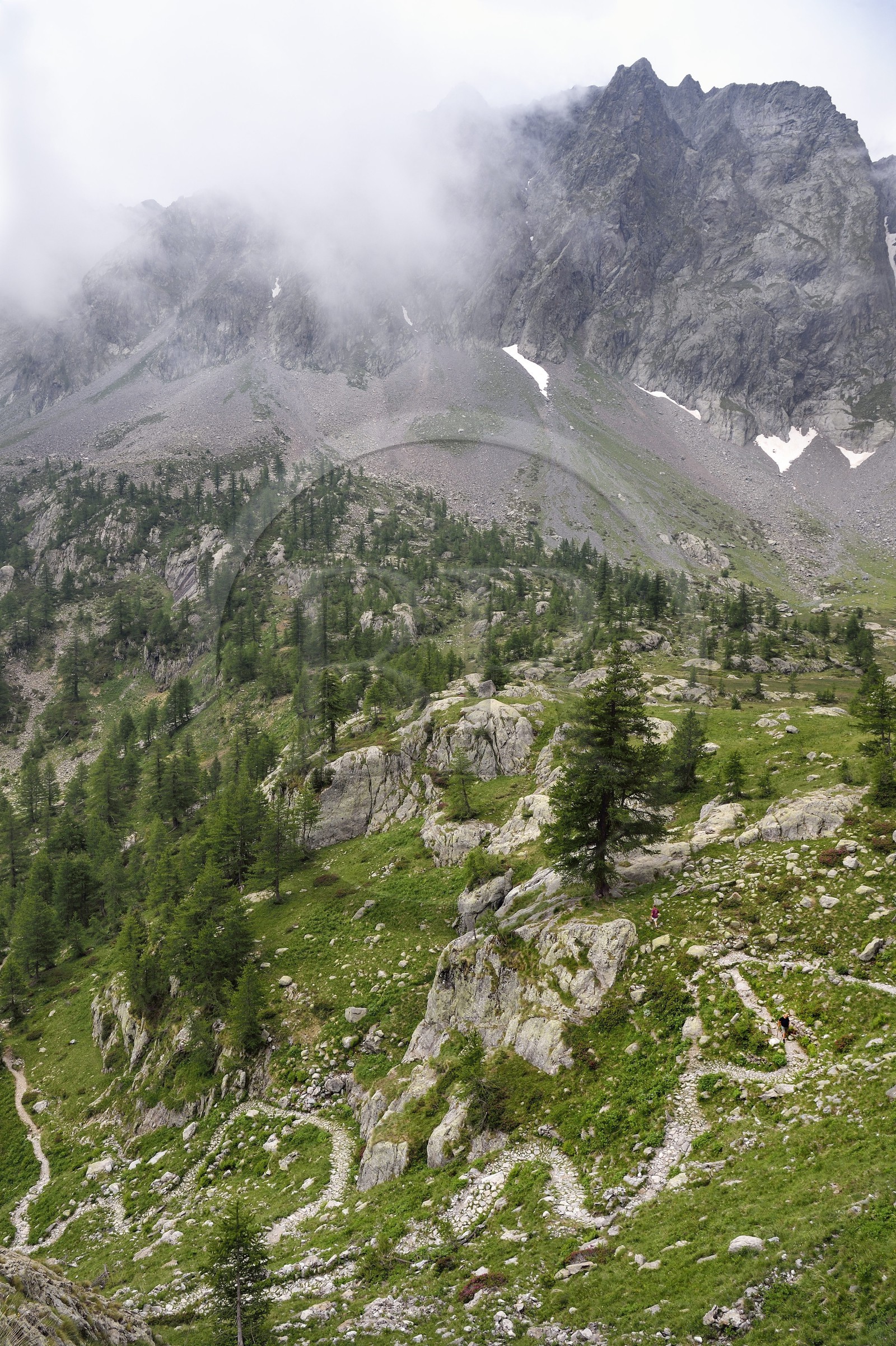 France, Alpes-Maritimes (06), parc national du Mercantour, vallée de la Valmasque, sentier aménagé par les italiens sous Mussolini franchissant le verrou glaciaire et le Mont Sainte-Marie (2740m) en arrière plan