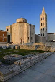 Croatie, Dalmatie, côte dalmate, Zadar, le forum romain, l'église Saint Donat et le campanile de la cathédrale