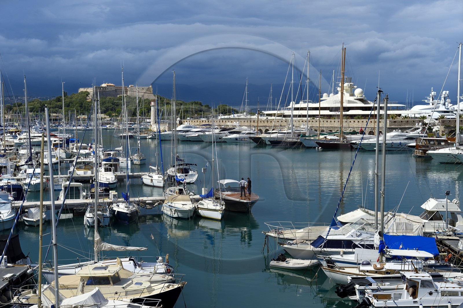 France, Alpes-Maritimes (06), Antibes, port Vauban et le Fort Carré retouché par Vauban à la fin du XVIIème siècle