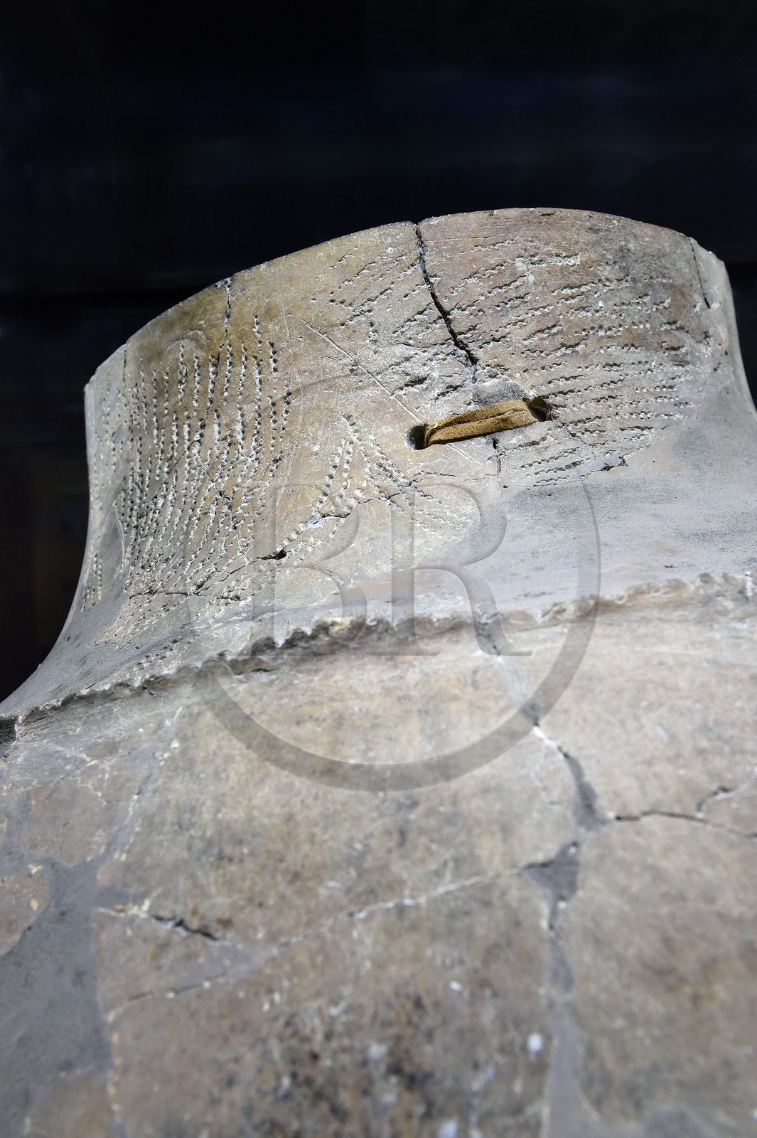 France, Corse-du-Sud (2A), Sartène, Musée de préhistoire corse et d’archéologie, Stette (Barbaggio), grande jarre cardiale avec trous de réparation (VIème millénaire avant JC)