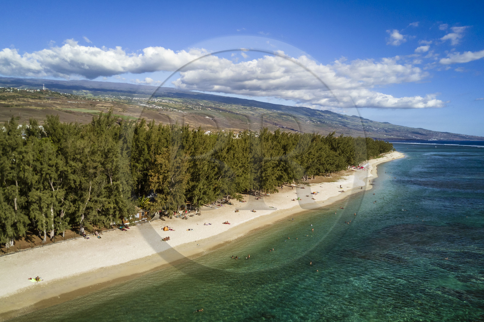 France, île de la Réunion, la Cote Ouest, plage du lagon de Saint-Gilles-Les-Bains à l'Ermitage-les-Bains, bordée par des filaos (vue aérienne)