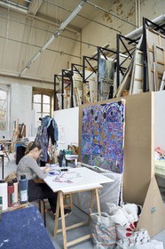 France, Paris (75), quartier de Saint-Germain-des-Prés, Ecole nationale supérieure des Beaux-Arts, batiment Chimay dans l'ancien Hotel de Chimay, l'étudiante Marina qui vient de Johannesbourg dans l'atelier Jean-Michel Alberola