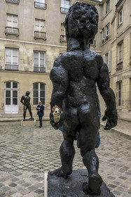 France, Paris (75), Musée Maillol, sculpture Der Morgen oder Hölderlin, 2011, Bronze peint de l'artiste Markus Lüpertz, sculpture d'Aristide Maillol, L'Action enchaînée, 1905, bronze en arrière plan