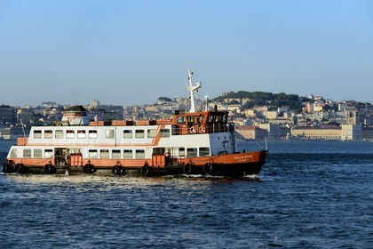 Portugal, Lisbonne, ferry sur le fleuve Tage (Rio Tejo) et le centre historique en arrière-plan