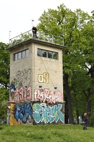 Allemagne, Berlin, quartier de Kreuzberg, mirador de l'ancien poste de commandement Schlesischer Busch, un des trois derniers (sur 300) du mur, des escaladeurs se sont mis au défi de grimper à son sommet