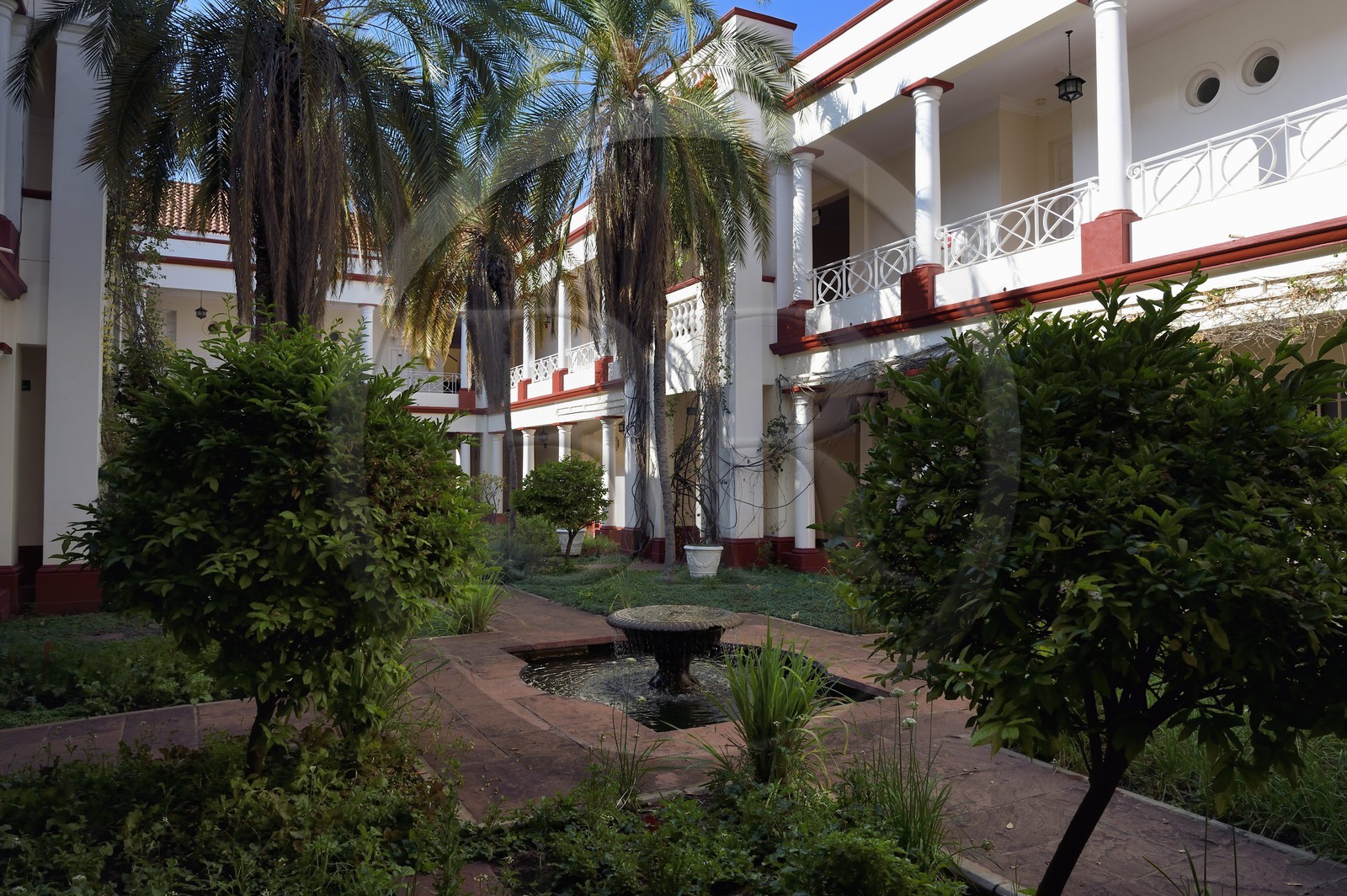 Zimbabwe, province de Matabeleland septentrional, Victoria Falls, Victoria Falls Hotel, patio