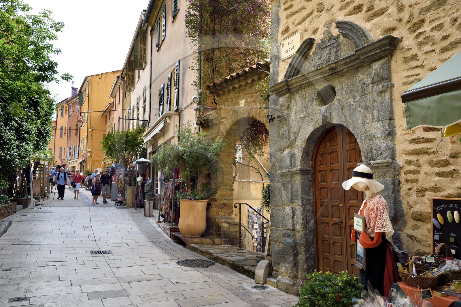 France, Var (83), Bormes-les-Mimosas, la rue Carnot, rue principale de la vieille ville, porche de maison en pierre serpentine