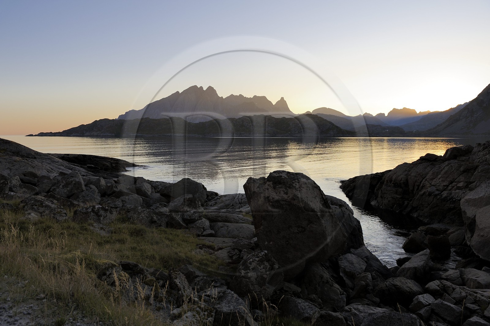 Norvège, Nordland, Iles Lofoten, Ile de Flakstadoy, pointe de Kunna sur le Skjelfjorden