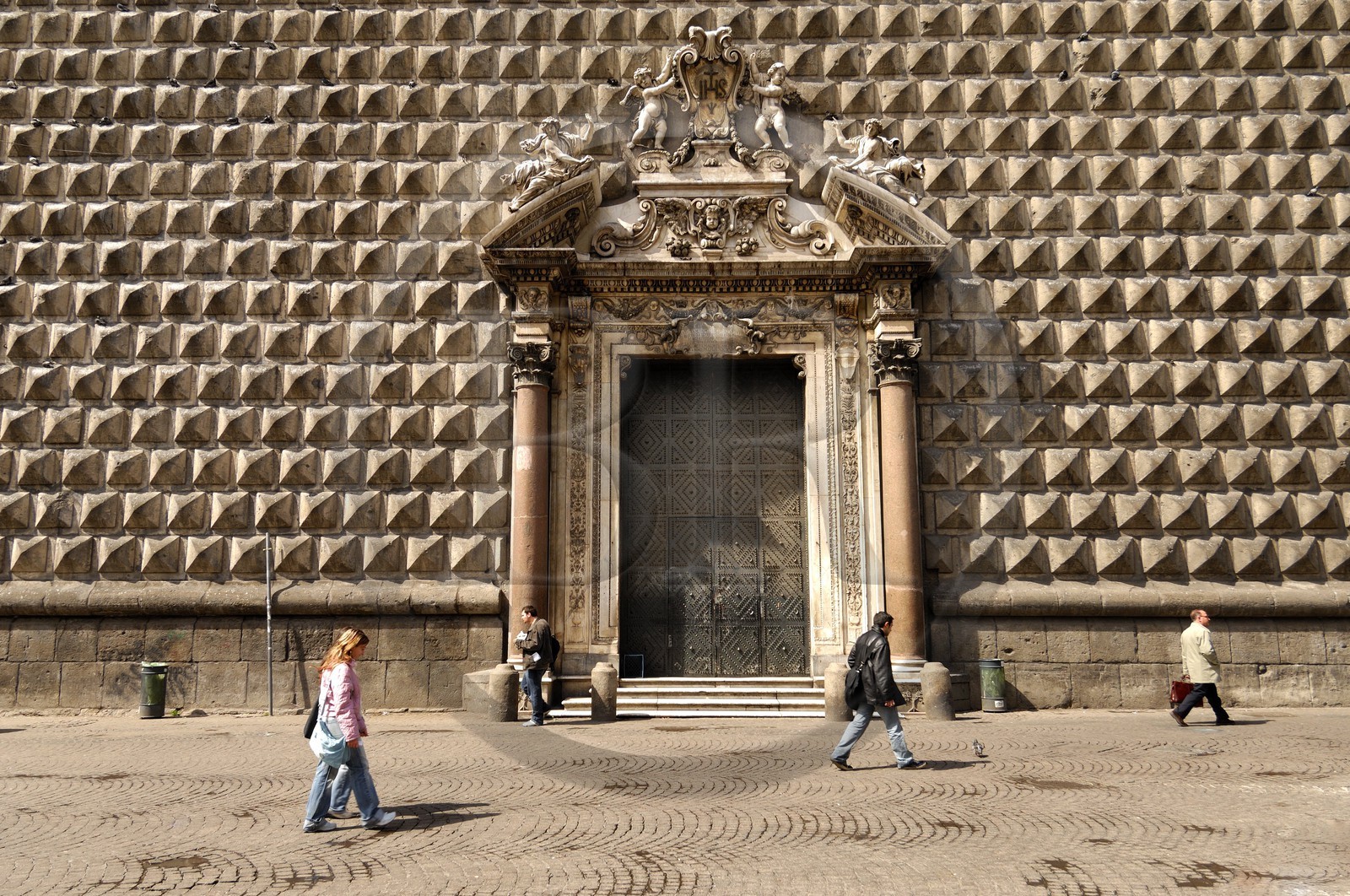 Italie, Campanie, Naples, centre historique classé Patrimoine Mondial de l'UNESCO, église du Gesu Nuovo bâtie de 1584 à 1601 à la place du palais des Sanseverino par l'architecte Giuseppe Valeriano, façade Renaissance