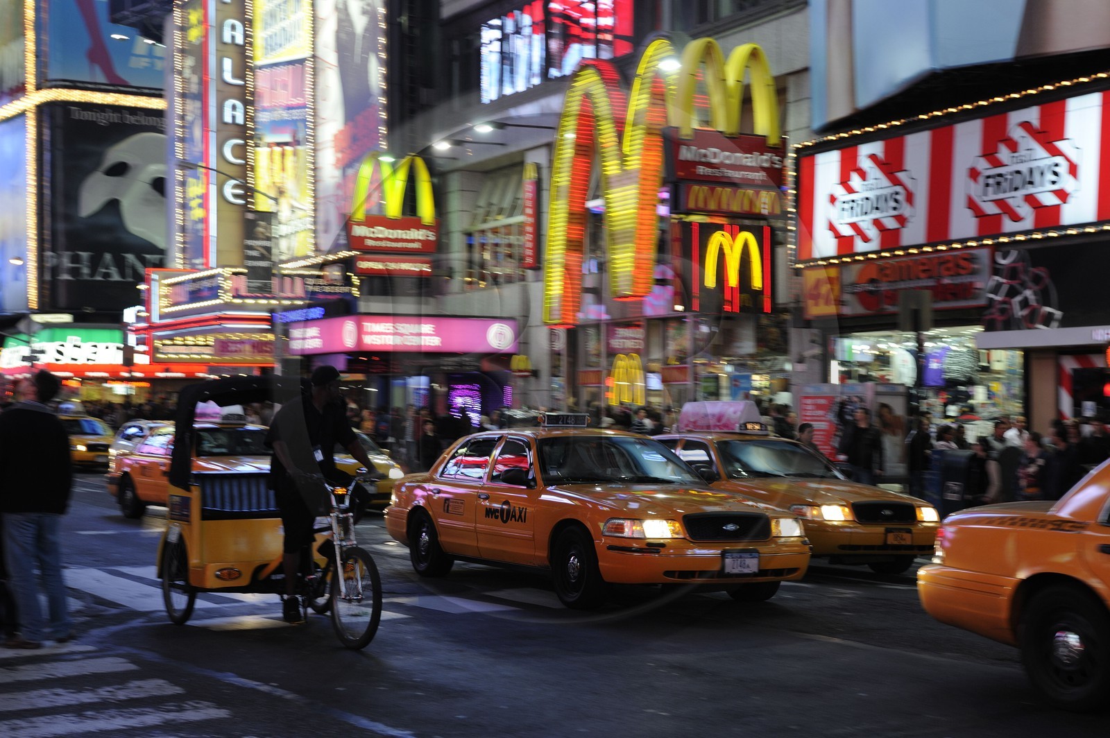 Etats-Unis, New York, Manhattan, Theater district sur Broadway, taxi jaune à Times Square