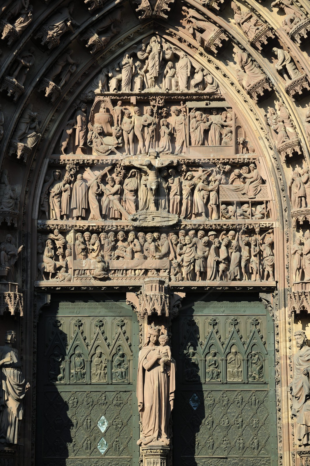 France, Bas-Rhin (67), Strasbourg, la cathédrale Notre-Dame, la façade occidentale, le portail central, sous les pieds du Christ en croix le squelette d’Adam