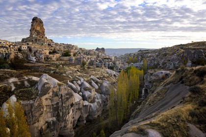 Turquie, Anatolie Centrale, province de Nevsehir, Cappadoce classée Patrimoine Mondial de l'UNESCO, pigeonniers du vallon de Balkan et village d' Ortahisar (vue aérienne)