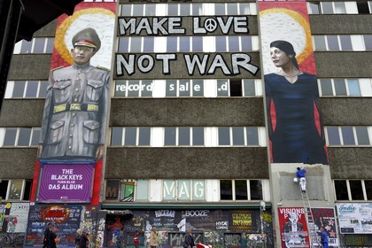 Allemagne, Berlin, quartier de Friedrichshain-Kreuzberg, street art au-dessus du Mag­net club à Oberbaumbrücke Make Love, Not War (Faites l'amour, pas la guerre)