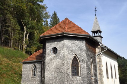 France, Vosges (88), Le Valtin, village de la haute-vallée de la Meurthe, chapelle du Rudlin avec un coq tétra en girouette, facade recouverte de tavaillons ou ancelles de bois servant à la protection contre les intempéries